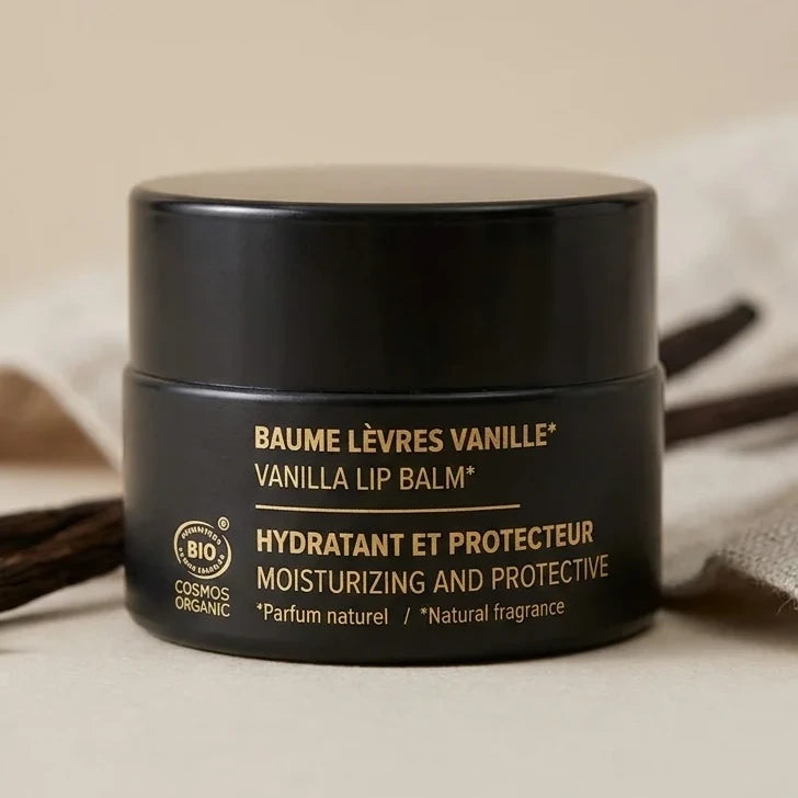 Baume à lèvres vanille bio Najel en pot noir, photographie produit luxe sur fond neutre