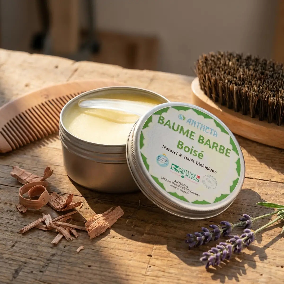 Baume soin barbe boisé bio Antheya sur établi rustique avec outils de rasage