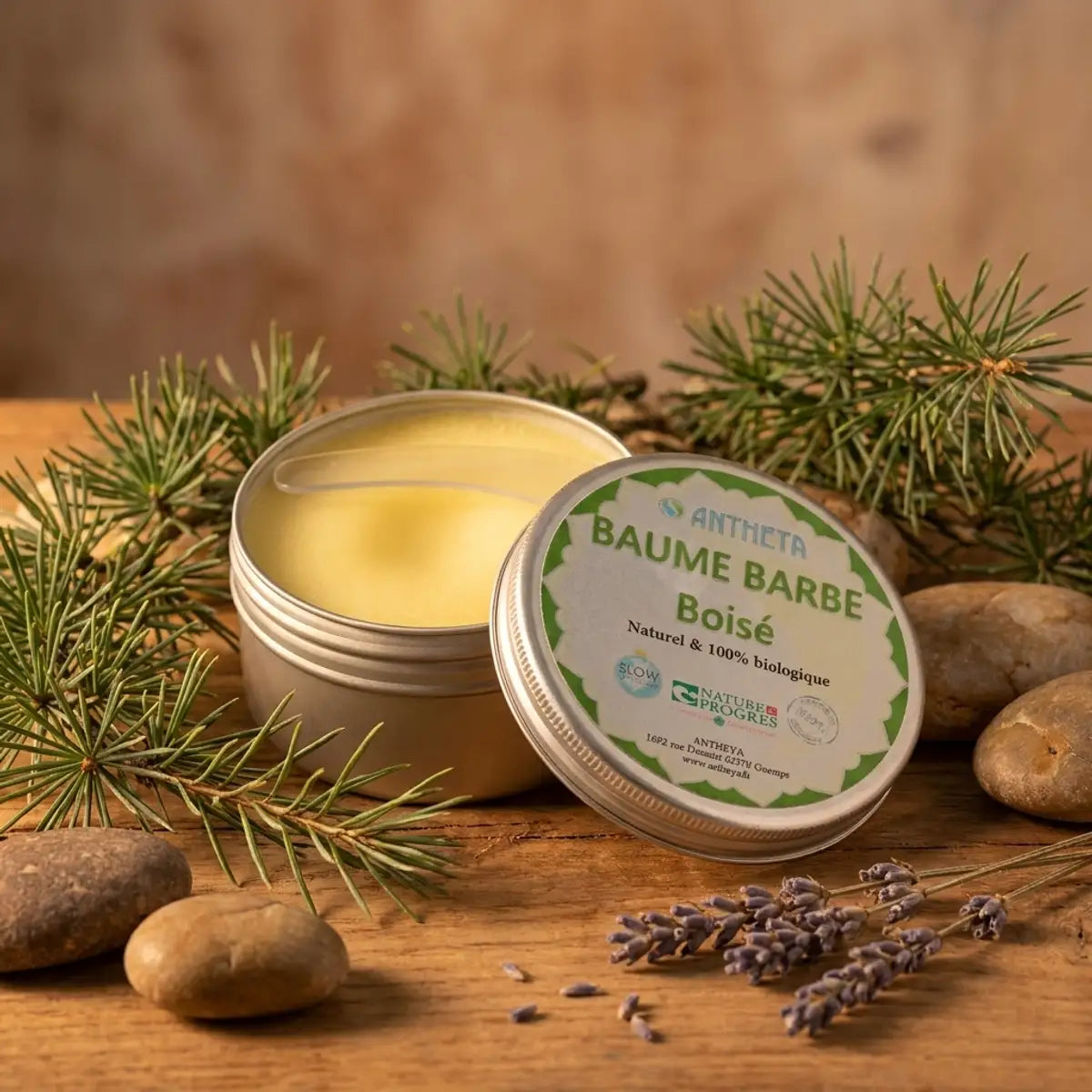 Baume Soin Barbe Boisé Bio Antheya en pot avec branches de cèdre et lavande