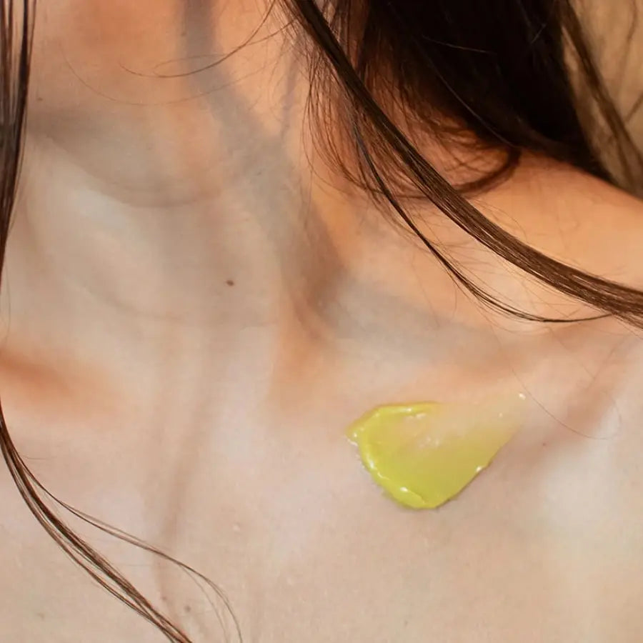 Le Baume soin coco Najel appliqué sur la peau d'une femme