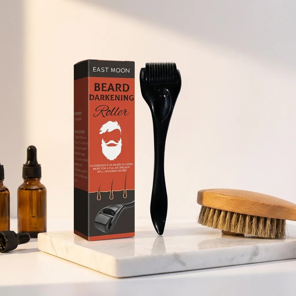 Beard Roller 0,25mm East Moon avec packaging rouge et noir sur surface marbre avec accessoires barbe