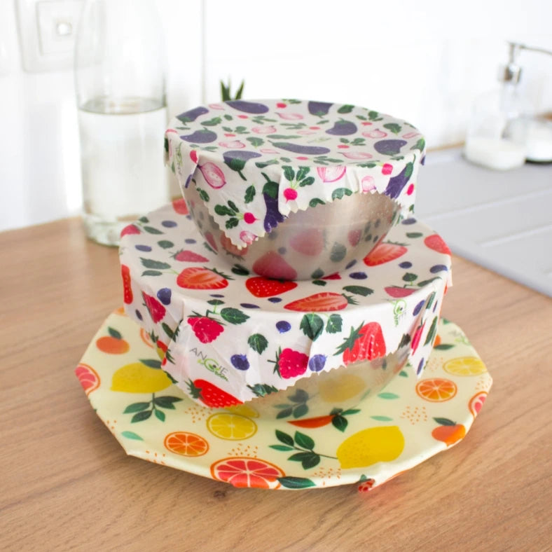 Pack trio tailles S/M/L des bee wrap de la marque Angie Be Green, posés les un sur les autres et mis en situation sur un saladier