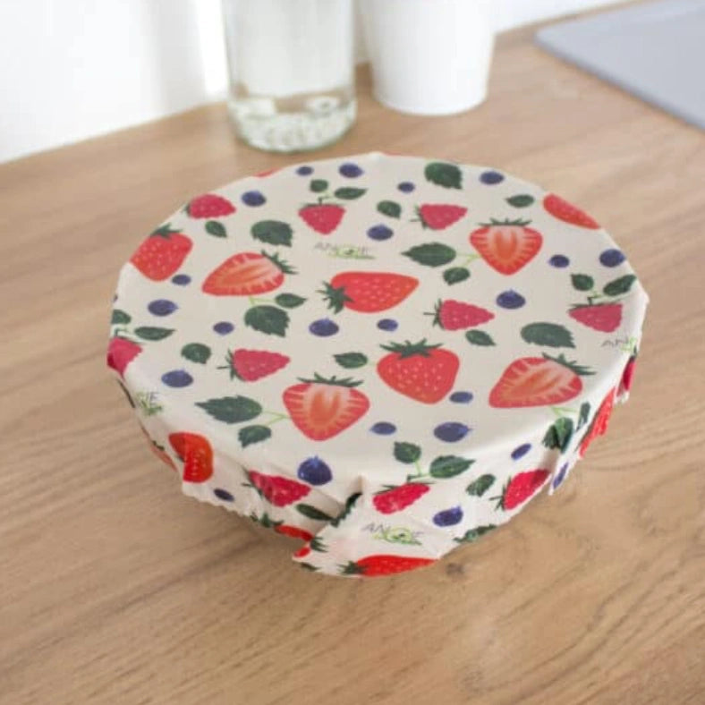 Zoom produit de la taille M de l'emballage à la cire d'abeille bee wrap de la marque Angie Be Green mis en situation sur un saladier