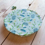 Mise en situation du bee wrap taille M de la marque Angie Be Green posé sur une table en bois