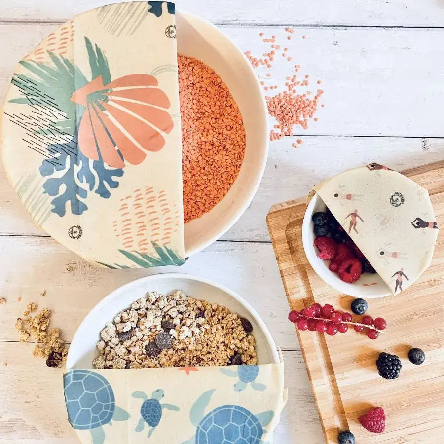 Un bol de recouvert d'un bee wrap emballages alimentaires bio océan de la marque Anotherway