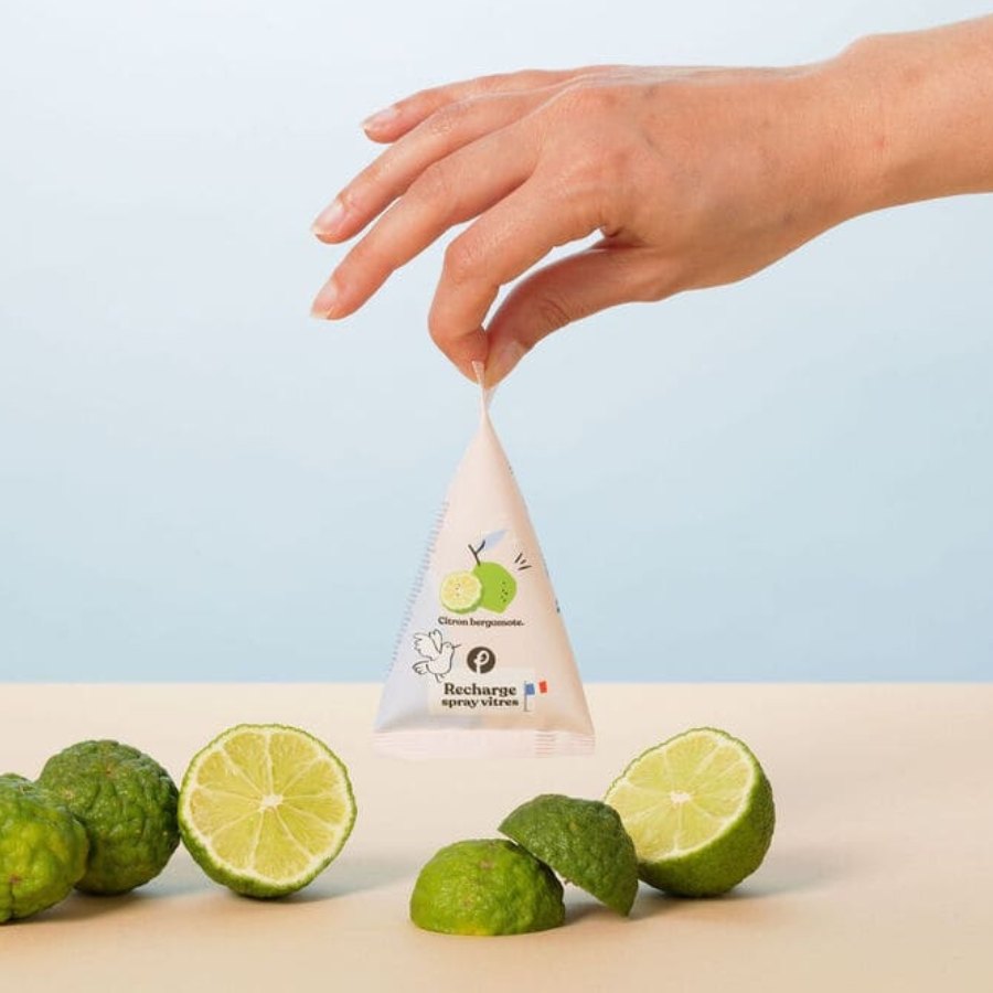 Main tenant le berlingot recharge pour les vitres au citron et bergamote de la marque Pimpant