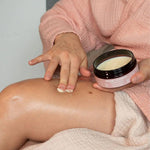 Application du beurre de karité parfum vanille de Najet sur la cuisse
