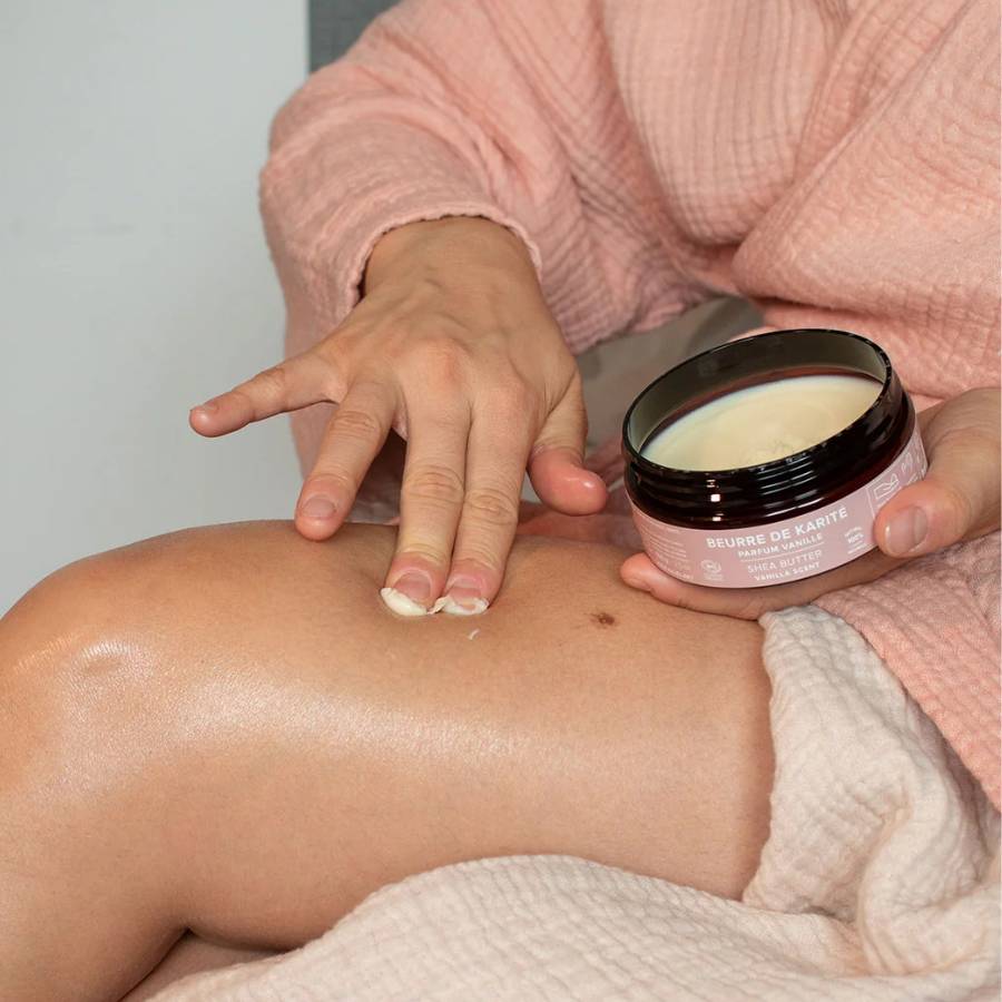Application du beurre de karité parfum vanille de Najet sur la cuisse