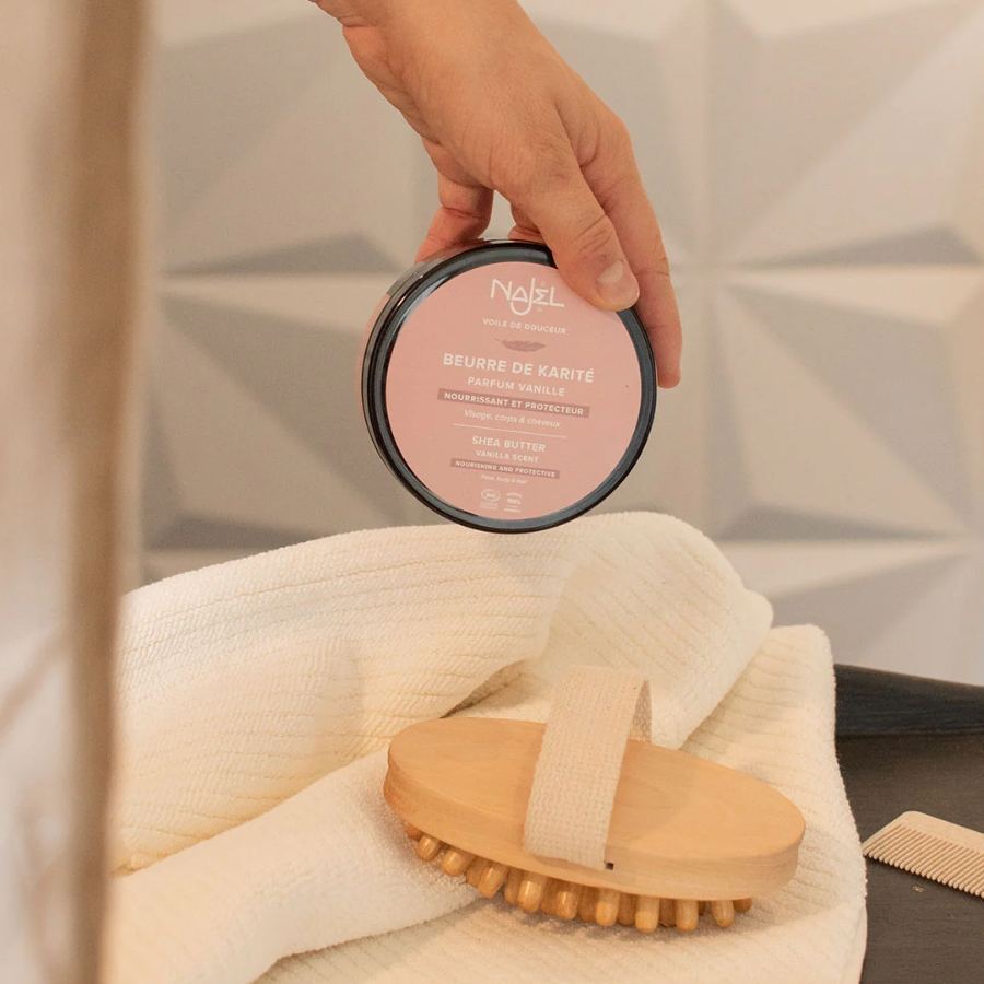 Beurre de karité parfum vanille de Najel avec brosse en bois de massage