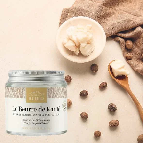 Un pot de beurre de Karité de 100 ml de la marque Comptoir des Huiles mis en scène sur une table