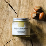 Un pot de beurre de Karité de 100 ml de la marque Comptoir des Huiles sur une table en vieux bois