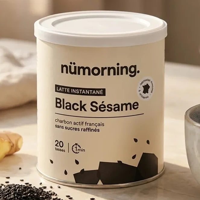 Black Sésame Latte nüMorning 125g avec tasse fumante, graines de sésame et gingembre frais