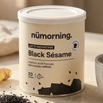 Black Sésame Latte nüMorning 125g avec tasse fumante, graines de sésame et gingembre frais