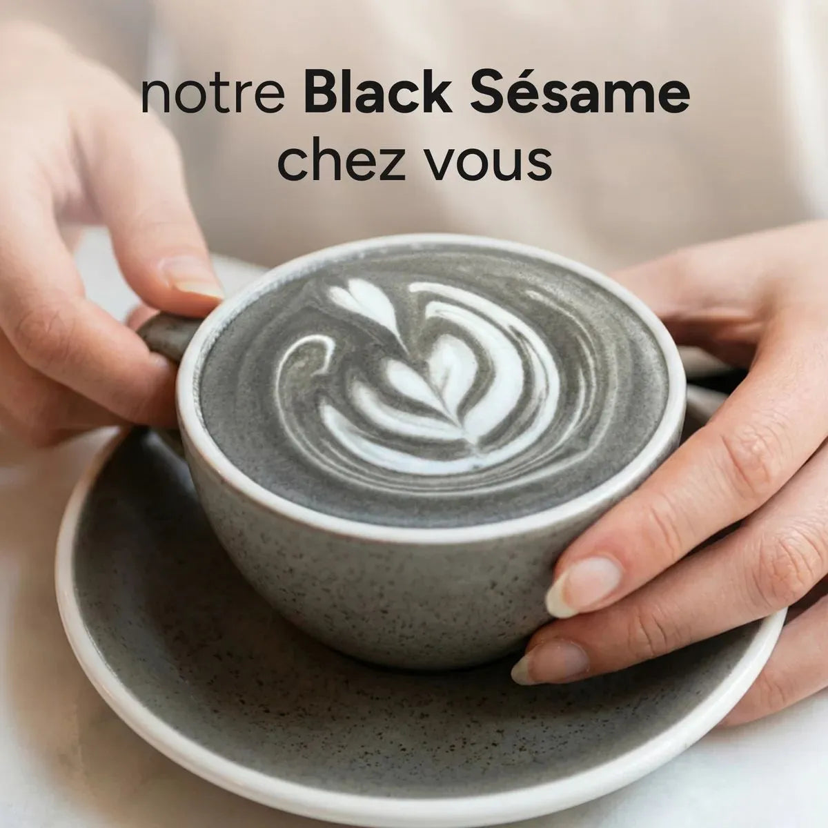 Une tasse de black sésame latte de la marque nümorning