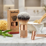 Blaireau de rasage Bambaw rose gold sur marbre avec accessoires de rasage écologiques