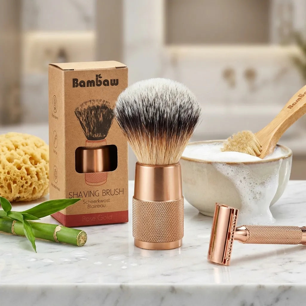 Blaireau de rasage Bambaw rose gold sur marbre avec accessoires de rasage écologiques