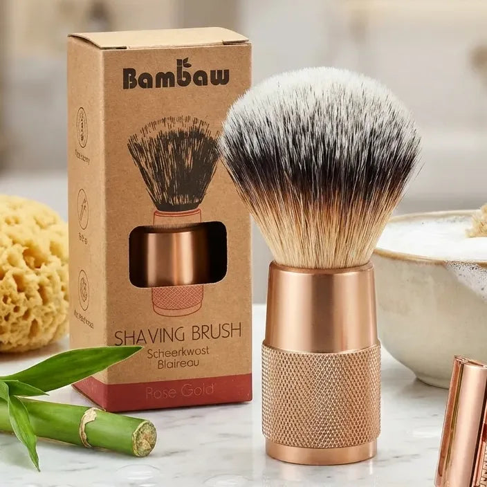 Blaireau de rasage Bambaw rose gold sur marbre avec accessoires de rasage écologiques
