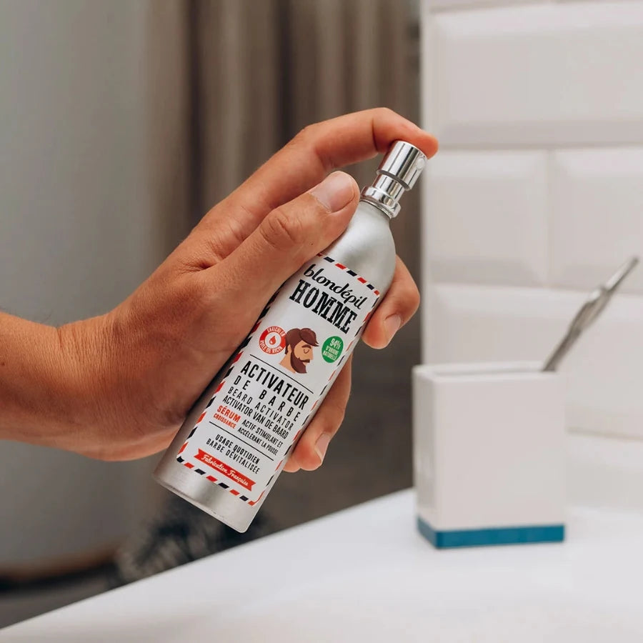 Un spray Activateur de Barbe Blondépil Homme tenu en main