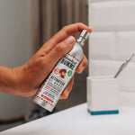 Un spray Activateur de Barbe Blondépil Homme tenu en main