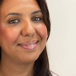 Un blush crème marron appliqué sur les joues d'une femme