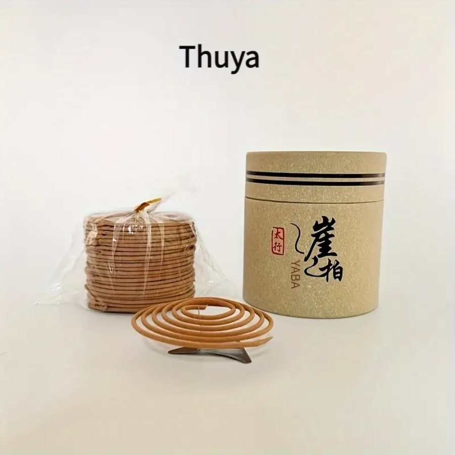 Une boîte d'encens en bobine au thuya avec un pack de spirale dont une posée sur un socle