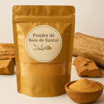 Un sachet de Bois de Santal en poudre avec une coupelle en bois rempli à côté