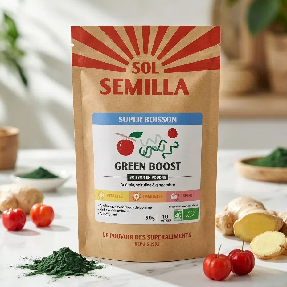 Poudre Green Boost Bio Sol Semilla avec spiruline, acérola et gingembre sur surface marbre