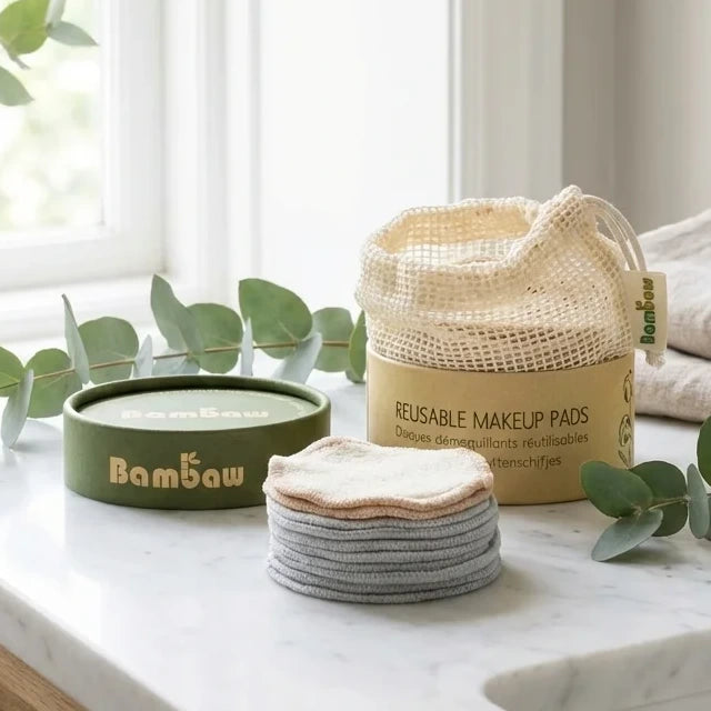 Lingettes démaquillantes lavables Bambaw dans leur emballage sur vanité en marbre avec eucalyptus