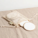 Boîte lingettes démaquillantes lavables Bambaw avec sac filet et coussinets en coton bio