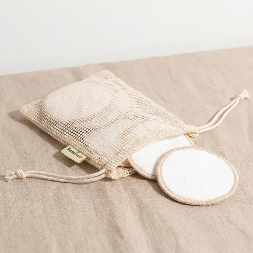 Boîte lingettes démaquillantes lavables Bambaw avec sac filet et coussinets en coton bio