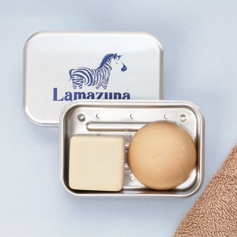 La boîte de transport "la voyageuse" avec porte savon intégrée de la marque Lamazuna mise en situation 