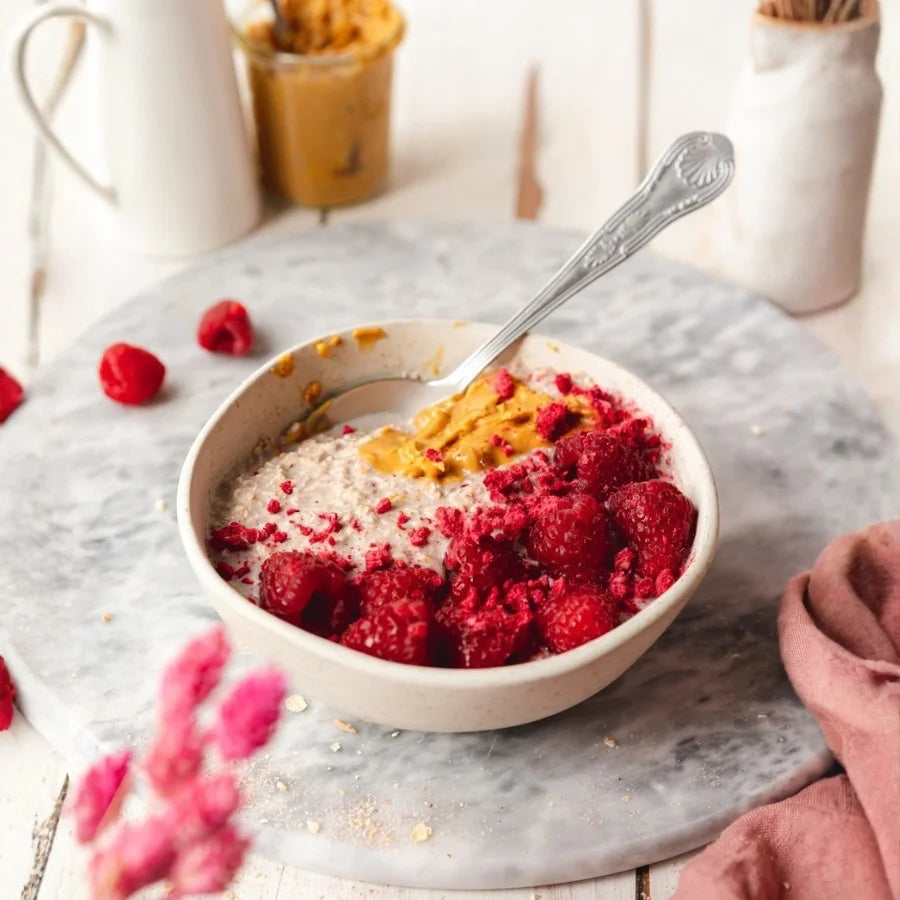 Le super petit-déjeuner saveur framboise et beurre de cacahuète de la marque Iswari présenté sous forme de porridge