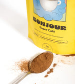 Une cuillère à café rempli de super café en poudre bonjour drink