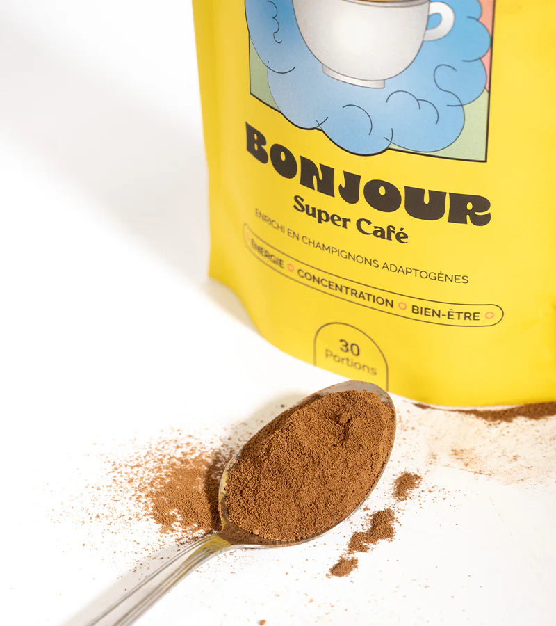 Une cuillère à café rempli de super café en poudre bonjour drink