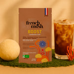 Un sachet de super café aux champignons adaptogènes BOOST de French Mush posé à côté d'une tasse et d'un champignon crinière de lion