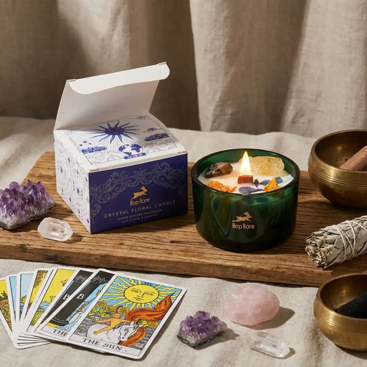 Bougie cire de soja fleurs séchées agrumes citrine et sodalite Hop Hare sur autel spirituel