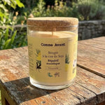 Une Bougie citronelle anti-moustique à la cire de soja Comme Avant posée sur une table en bois à l'extérieur