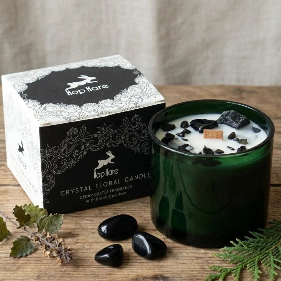 Une bougie fleurs séchése aux épées de cèdre de la marque Hope Hare.