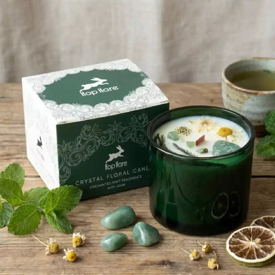 Une bougie Hope Hare à la cire de soja, parfum menthe citron avec des gemmes