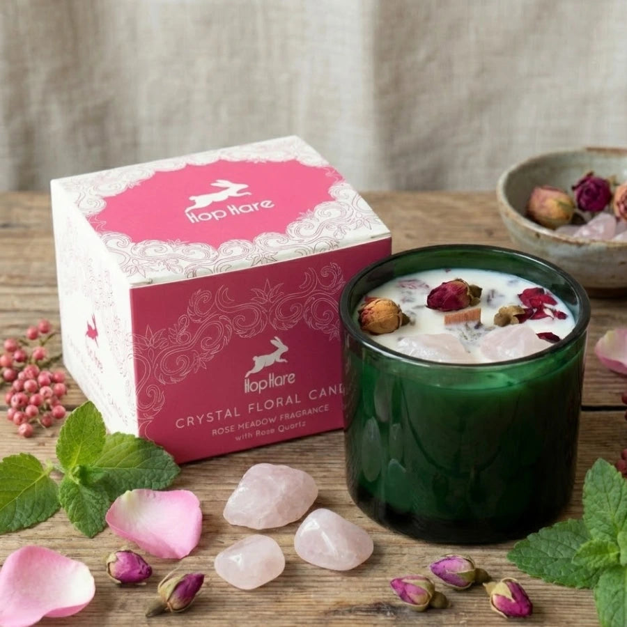 Une bougie fleur séchée à la rose de la marque Hope hare 330g.