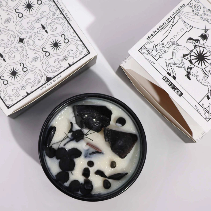 Bougie à la cire de soja fleurs séchées, gemme obsidienne accompagné de sa boite d'emballage.