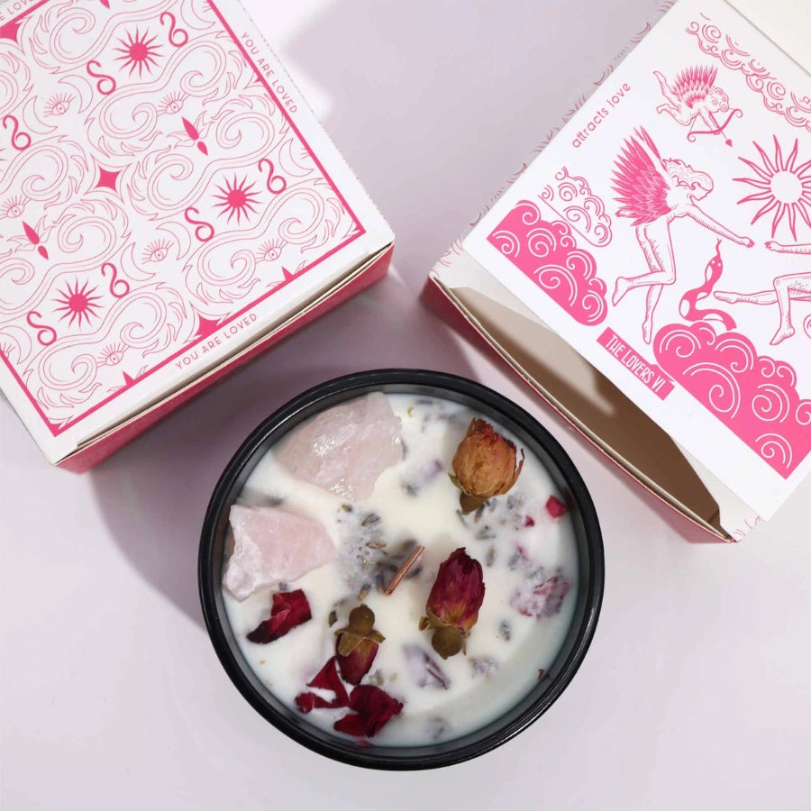 Bougie à la cire de soja fleurs séchées à la rose et quartz rose accompagné de son emballage. 