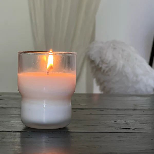 Une Bougie anti‑moustique naturelle allumée de la marque Jolis Baumes 