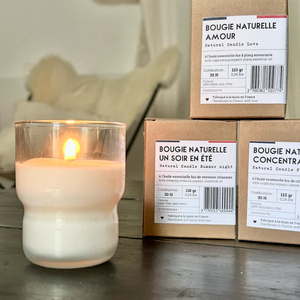 Photo d'une Bougie anti‑moustique naturelle Jolis Baumes de 110 g avec son emballage en fond 