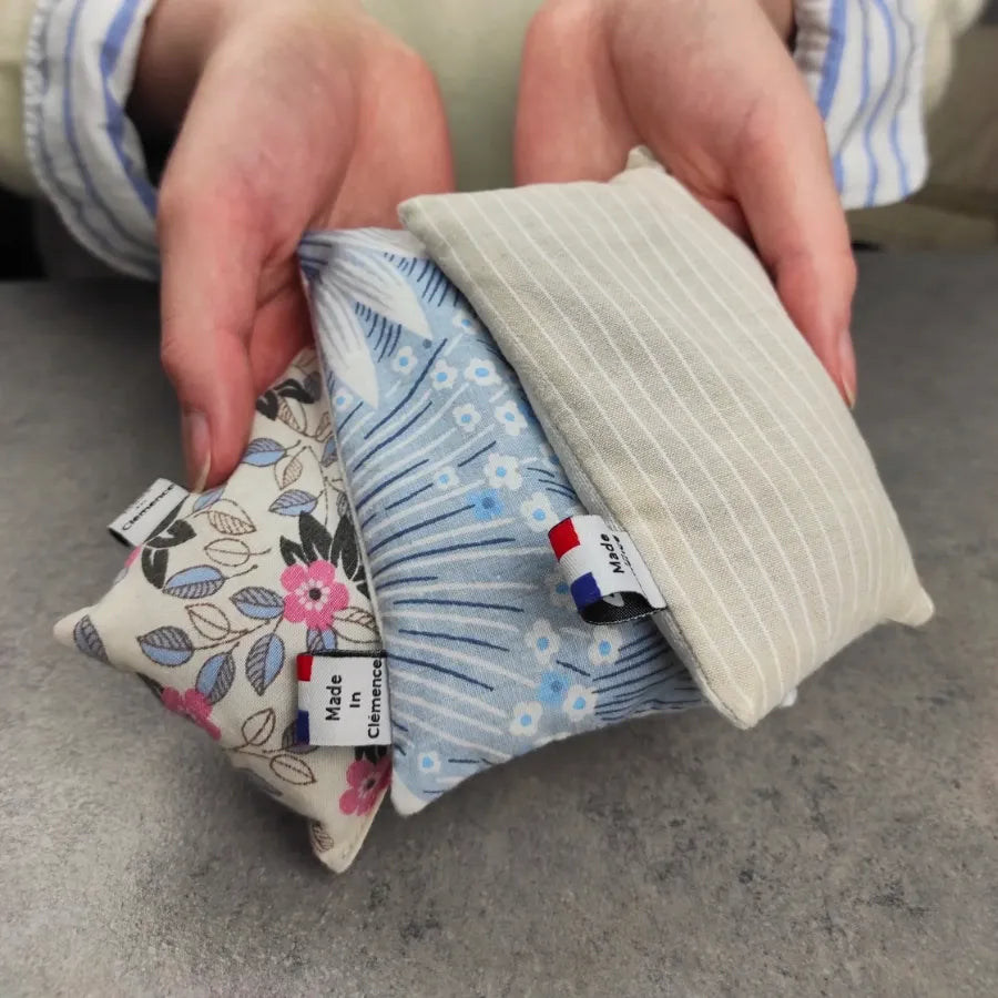 Trois bouillottes sèches de la marque Made In Clémence dans une main