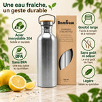 Bouteille Bambaw en acier inoxydable 750 mL avec bouchon en bambou, fond crème, feuilles vertes et citron, icônes sur l'acier 304 et sans BPA
