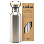 Bouteille en acier inoxydable 750 mL Bambaw, bouchon en bambou naturel et boîte kraft, sur fond blanc