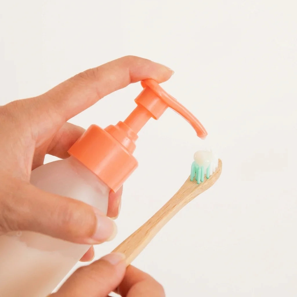 Bouteille verre rechargeable Pimpant 80ml dentifrice enfant avec pompe corail et brosse à dents