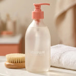 Bouteille gel lavant rechargeable Pimpant 250ml verre sur marbre blanc avec accessoires bain