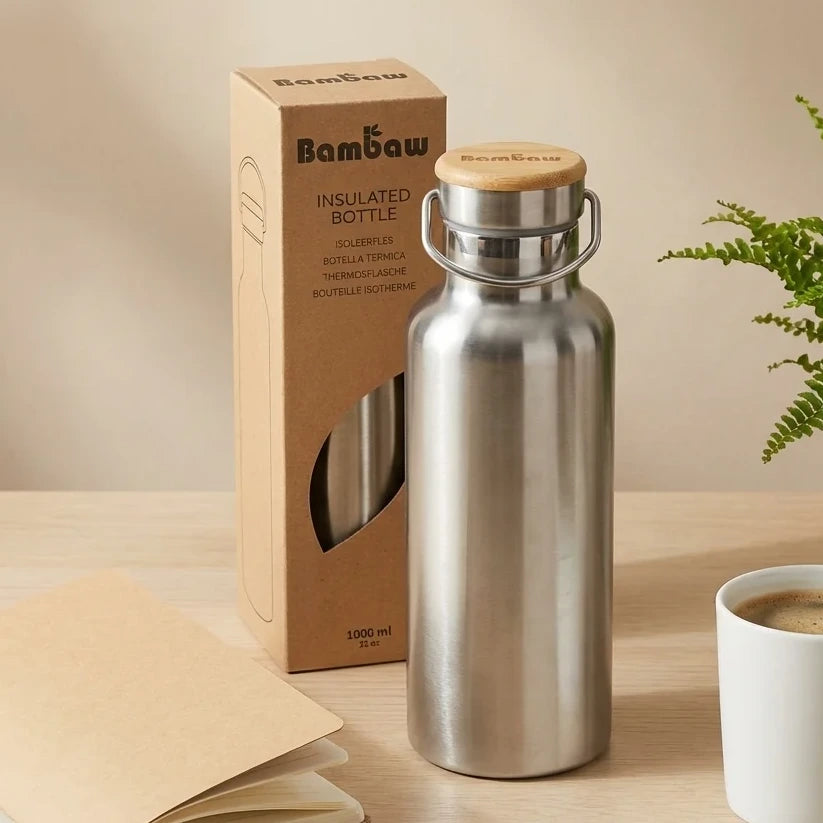 Bouteille isotherme acier inoxydable Bambaw 1L sur un bureau avec plante et café